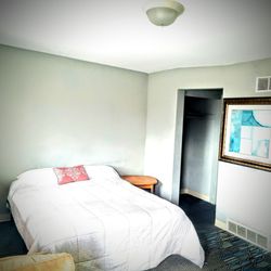 Holiday Motel - Single bed 75$