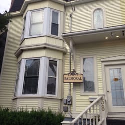 Balmoral Inn - Closer view of front entrance