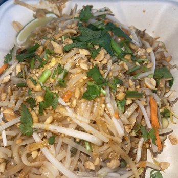 Thai Mee Up - Pad Thai with chicken - Food Trucks Near Me - Kihei, Hawaii Thai Mee Up - Pad Thai with chicken - Food Trucks Near Me - Kihei, Hawaii