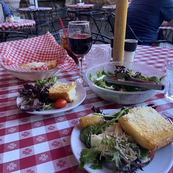Vinny Vanucchi's - House Salad and Garlic Bread - Italian Near Me - Galena, Illinois