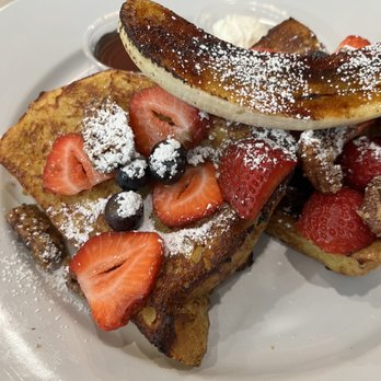 Cafe Trois - french toast with strawberries and powdered sugar - Coffee & Tea Near Me - Tenafly, New Jersey