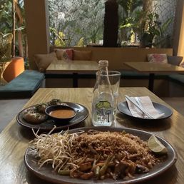 pad thai, momos pad thai, momos