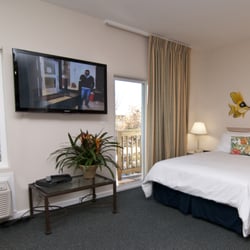 Beaufort Harbour Suites - Queen bed and balcony door