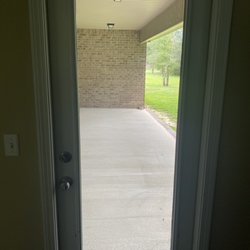 RE/MAX Encore - No blinds at all after we got it back. Definitely has working blinds when we handed it over.