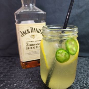 Pourdrigo - Jack Daniel's Tennessee Honey Jalapeño Lemonade - Bartenders Near Me Pourdrigo - Jack Daniel's Tennessee Honey Jalapeño Lemonade - Bartenders Near Me