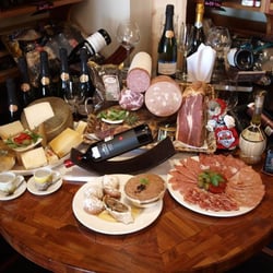 Fornera Wine House - Algunos productos importados que se pueden adquirir aqui.