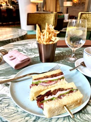 Lounge on Pearl by null