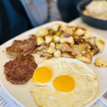 SYRUP - St Charles - Biscuits and Gravy with Sausage and Eggs - Breakfast & Brunch Near Me - St. Charles, Illinois SYRUP - St Charles - Biscuits and Gravy with Sausage and Eggs - Breakfast & Brunch Near Me - St. Charles, Illinois