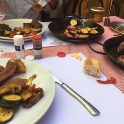 Bistrot Cafe y Vino - Mixed grill en heerlijke gegrilde groentes