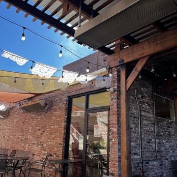 Manny's Barzzeria - Relaxing outdoor seating - Pizza Near Me - Isleton, California
