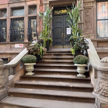 International Student Center - Gorgeous brownstone - not sure if they are growing corn!? - Hostels Near Me - New York, New York