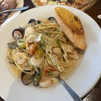 Garden Bistro - 37.Clam And Shrimp With Linguine In White Truffles And White Cream Sauce (D) 37.意式大蚬、鲜虾烩银丝面配白松露白酒汁 ( - Asian Fusion Near Me - Rowland Heights, California