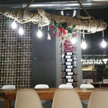 La Cava - Zona de mesas altas y taburetes. Decoracion cuidada. - Restaurants Near Me - Zaragoza, Z La Cava - Zona de mesas altas y taburetes. Decoracion cuidada. - Restaurants Near Me - Zaragoza, Z