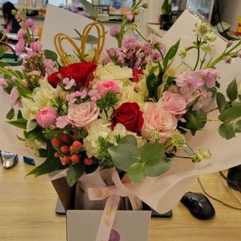 Jj Studio - My husband ordered an arrangement for me for Valentine's Day. It lasted well over a week+ - Florists Near Me - Pleasanton, California Jj Studio - My husband ordered an arrangement for me for Valentine's Day. It lasted well over a week+ - Florists Near Me - Pleasanton, California