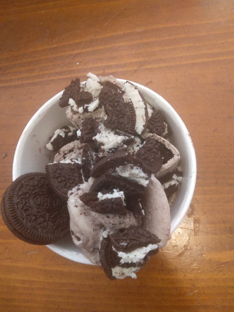 Sweetz Rolled Icecream & Treats Logo