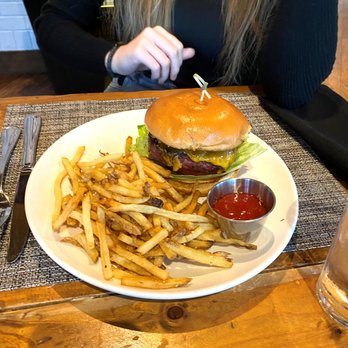 FlatIron Kitchen & Taphouse - Taphouse Burget - New American Near Me - Davidson, North Carolina