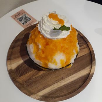Walking Bean Cafe - Sunny side up (mango) - Shaved Ice Near Me - Honolulu, Hawaii