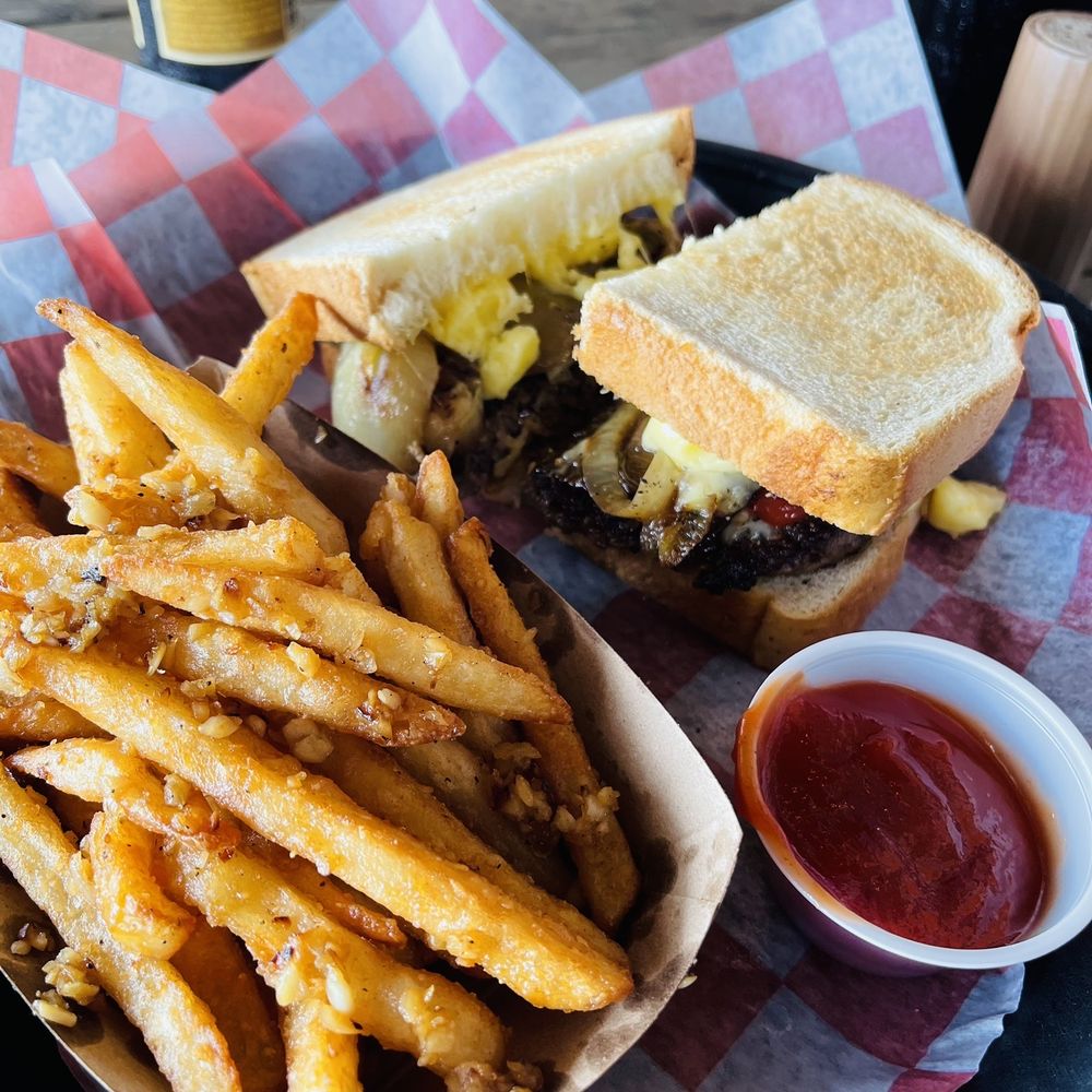 Knolle melt and garlic fries