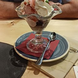 nea politia - Bunter Becher / Small sundae