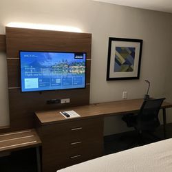 Holiday Inn Express Yreka-Shasta Area - Desk, dresser, TV,