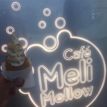 Café Meli Mellow - Vanilla Soft Serve w/Fruity Pebbles On Taiyaki - Coffee & Tea Near Me - Redondo Beach, California