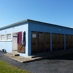 Camping Omaha Beach - hinter den Holztüren sind die Toiletten