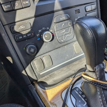Walnut Creek Car Wash - Console not wiped down - Car Wash Near Me - Walnut Creek, California Walnut Creek Car Wash - Console not wiped down - Car Wash Near Me - Walnut Creek, California
