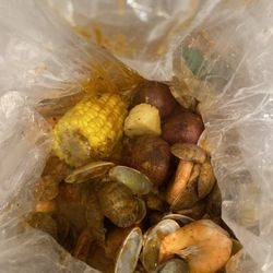 Hook & Reel Cajun Seafood & Bar - Small catch w/clams, scallops n shrimp
