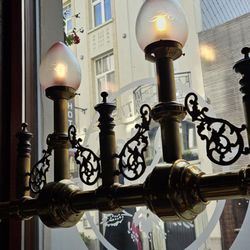 Café Botteltje - Antique lighting in the windows