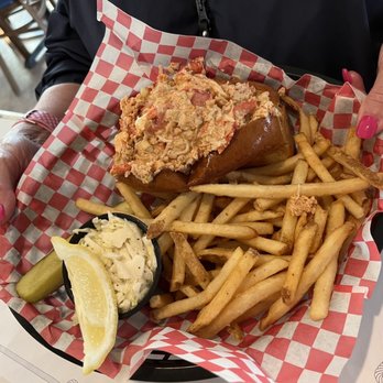 Boathouse On the Bay - Lobster roll basket - Seafood Near Me - Sister Bay, Wisconsin