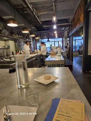 迷路小章魚餐酒館（星期三固定店休日，餐廳低消大人每人NT500+10%、沒有附設及配合的停車場，要自行找停車位唷！室內座位區無法攜帶寵物，「室外」座位區「可以」跟寵物一起，店休時可私訊臉書訂位） by null