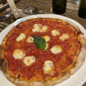 Folino Estate Winery - Margarita Pizza - Italian Near Me - Kutztown, Pennsylvania