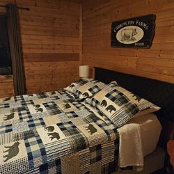 Relaxin Cabins - The Lodge bedroom 1