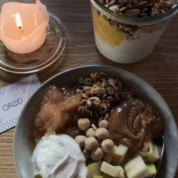 Huge Oat Bowl: Apple compote, fresh apples, peanut butter, skyr, hazelnuts, granola