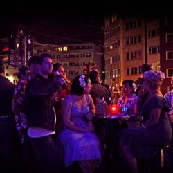 Blue Shell - Der Blue Shell Biergarten in einer milden Sommernacht