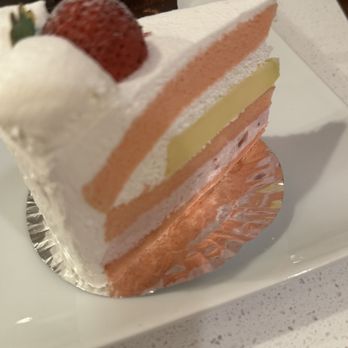 85°C Bakery Cafe-Portland - Strawberry cake - Bakeries Near Me - Tigard, Oregon