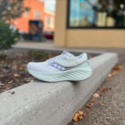 The Shoe Collective - Saucony Triumph 22 Running Shoes at The Shoe Collective