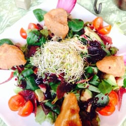 La Gourmandine - Salade tomates, bressaola, avocat, croûtons, camembert fris et vinaigrette à la myrtille