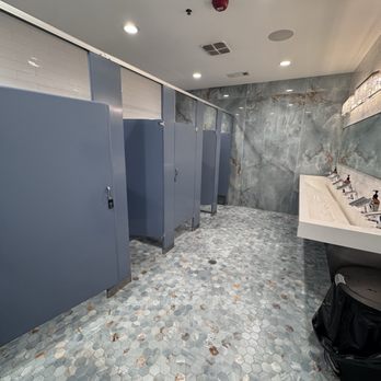 Twisted Tomato - Clean & upscale restroom - Italian Near Me - Blue Ridge, Georgia