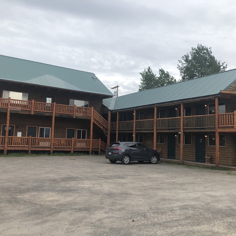 Main lodge, there are also larger individual unit cabins behind this