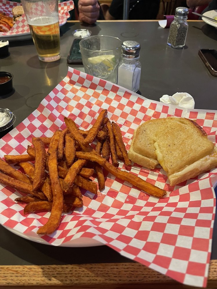 FOXHOLE BAR AND GRILL Updated October 2024 114 E Lake St, Medical