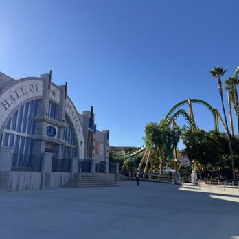 Six Flags Magic Mountain - Amusement Parks Near Me - Valencia, California