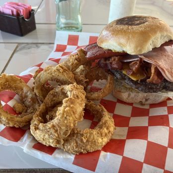 El Mirador - Meateater hamburger and onion rings - Burgers Near Me - Port Lavaca, Texas El Mirador - Meateater hamburger and onion rings - Burgers Near Me - Port Lavaca, Texas