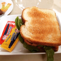 Cakao's Cafetería - Sandwich Vegetariano Lechuga, Tomate, Palmitos y Palta en pan de molde tostado.
