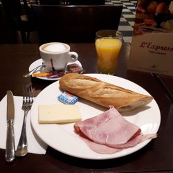 L'Expresso - Petit  déjeuner salé: pain, beurre, jambon, fromage, jus d'Orange, boisson chaud (café crème) = 7,50 €