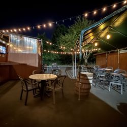 The Pit Stop Sports Bar & BBQ Grill - Lots of outdoor seating