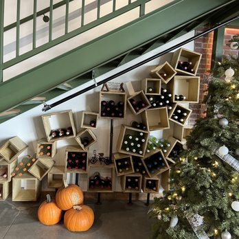 Chill Coffee and Wine Bar - Christmas decor - Coffee & Tea Near Me - Arlington, Texas
