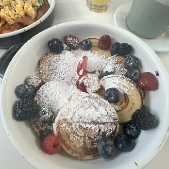 La Pebeta - Mini hotcakes with fresh berries - Bakeries Near Me - Tulum, ROO