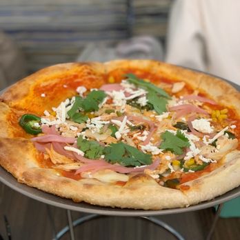 Kitchen Counter & Bar by Wolfgang Puck - Spicy chicken pizza - American Near Me - Cancún, ROO