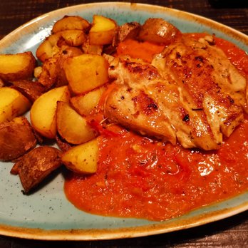 Caffe Latte - Landhendlbrust mit Peperonata und Marsala. - Cafes Near Me - Wien, 1 Caffe Latte - Landhendlbrust mit Peperonata und Marsala. - Cafes Near Me - Wien, 1
